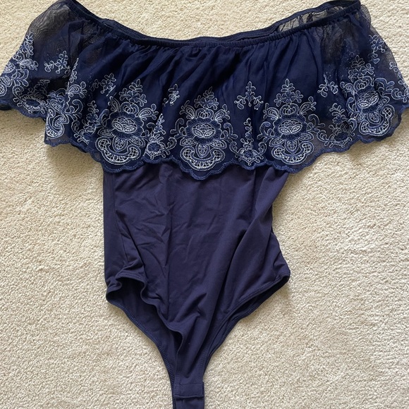 Off the shoulder lace detail bodysuit - Picture 4 of 7